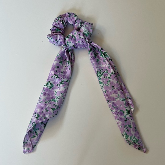 3/$20 ✨ H&M Scarf Scrunchie Duo - Picture 3 of 7